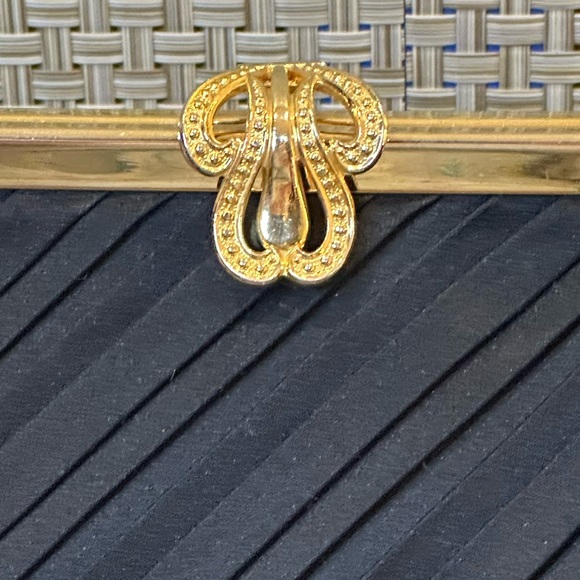 🌟HP🌟VTG 1960 Black Pleat & Fancy Lift Clasp Walborg Evening Bag Gold Byzantine - Picture 3 of 14